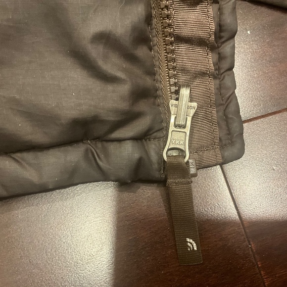 KENDALL JENNR BROWN NORTH FACE JACKET - Picture 7 of 9